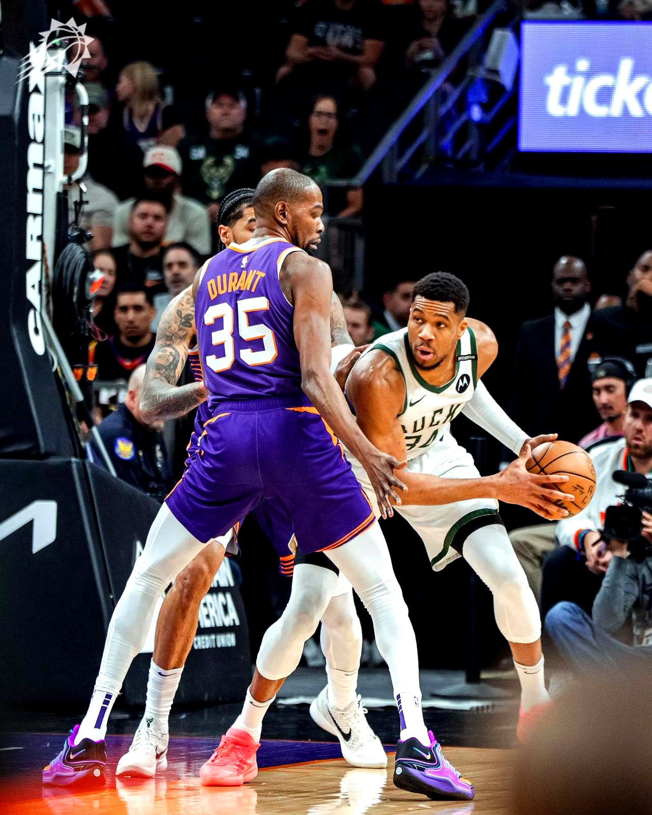 太阳力克雄鹿，霍勒迪绝命三分的简单介绍