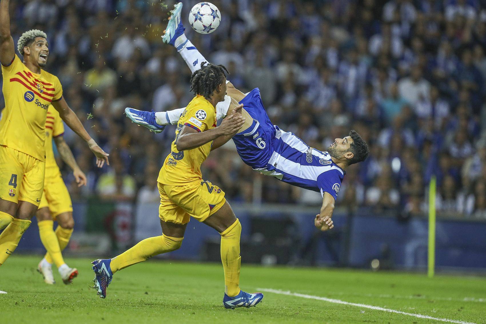 波尔图重伤倒地，巴萨全队围拢祈祷，场面感人的简单介绍