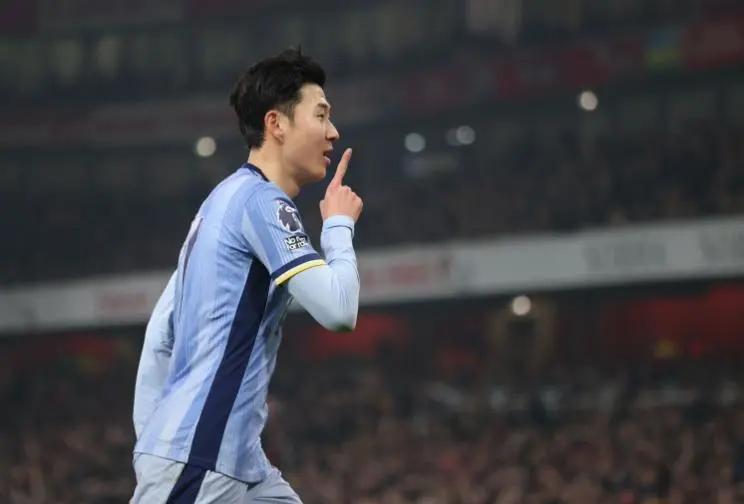 关于孙兴慜场边指挥情绪激动，本菲卡队员怒摔水瓶的信息