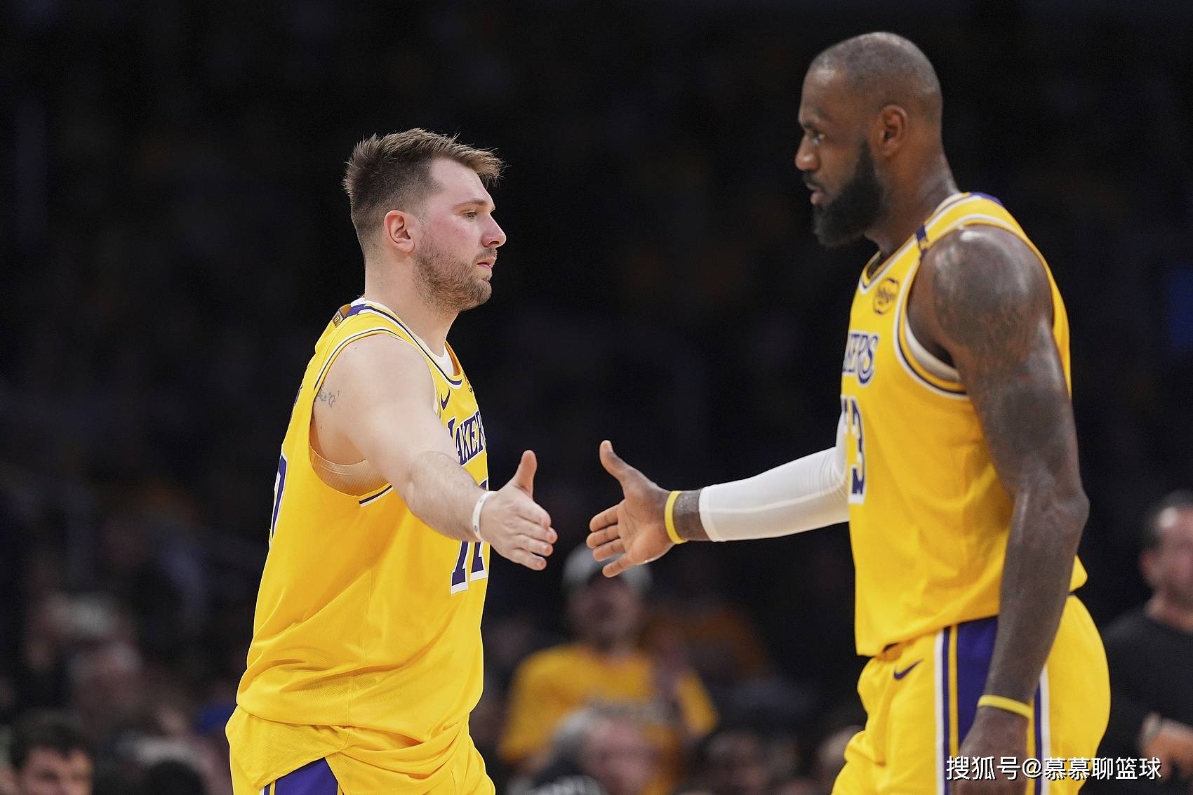 东契奇迎来二十赛季高光表现，FPX球迷沸腾！(东契奇新赛季定妆照)